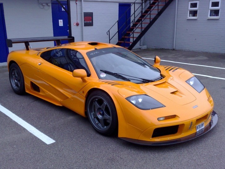 McLaren F1 đã ra mắt hơn 1 thập kỷ qua nhưng đây vẫn là siêu xe được săn đón nhất thế giới hiện nay. Xe có thể tăng tốc 100 km/h chỉ trong 3s trước khi đạt vận tốc tối đa 386 km/h. Chỉ 106 chiếc được sản xuất trên thế giới với giá 1 triệu USD.